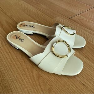 Qupid White Leather Gold Buckle Open Toe Sandals Women’s 7